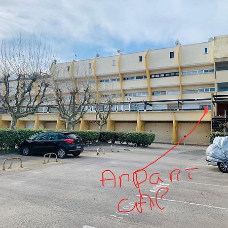 Nid Douillet Dans Les Coursives Du Village Naturiste Du Cap D Agde Exteriör bild