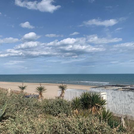Nid Douillet Dans Les Coursives Du Village Naturiste Du Cap D Agde Exteriör bild