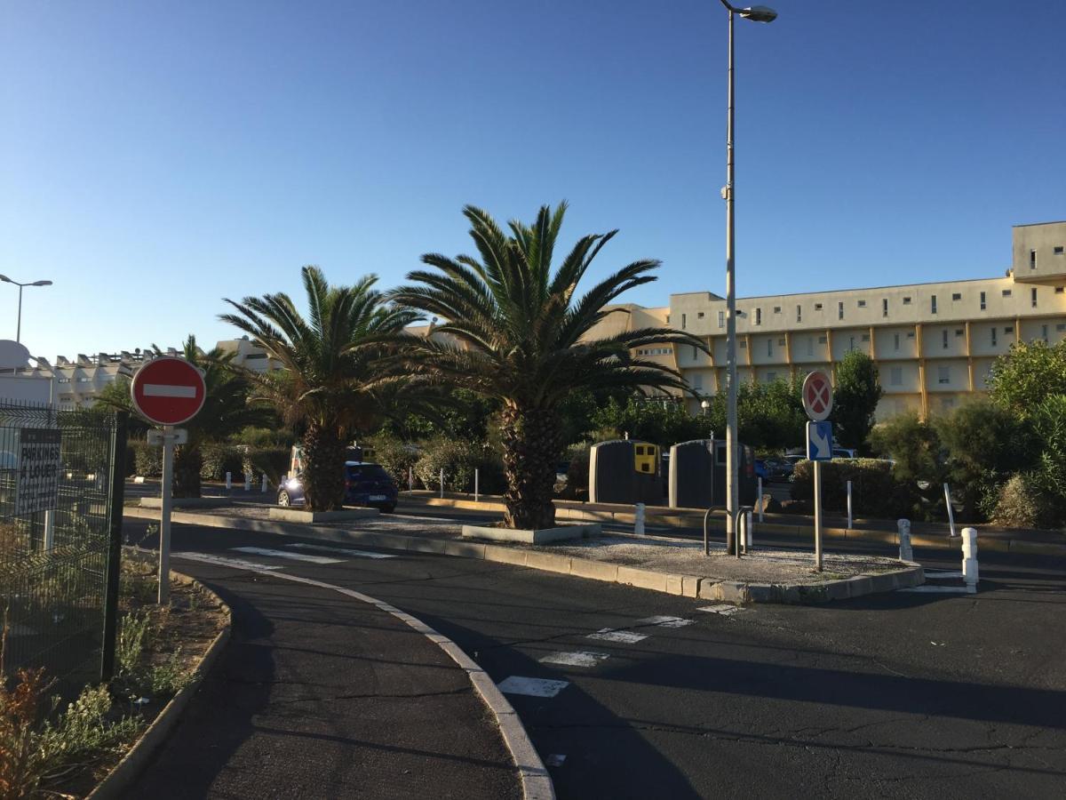 Nid Douillet Dans Les Coursives Du Village Naturiste Du Cap D Agde Exteriör bild