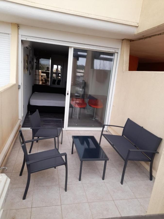 Nid Douillet Dans Les Coursives Du Village Naturiste Du Cap D Agde Exteriör bild