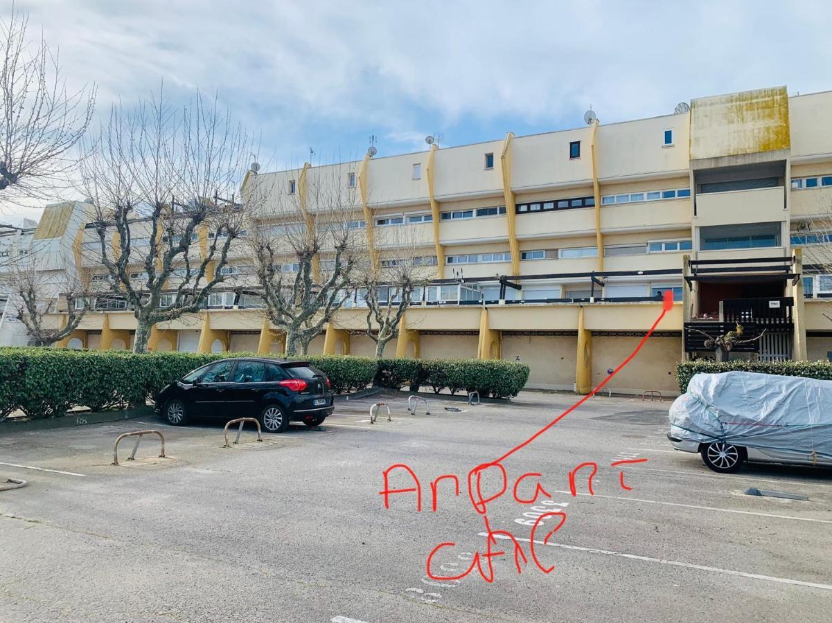 Nid Douillet Dans Les Coursives Du Village Naturiste Du Cap D Agde Exteriör bild