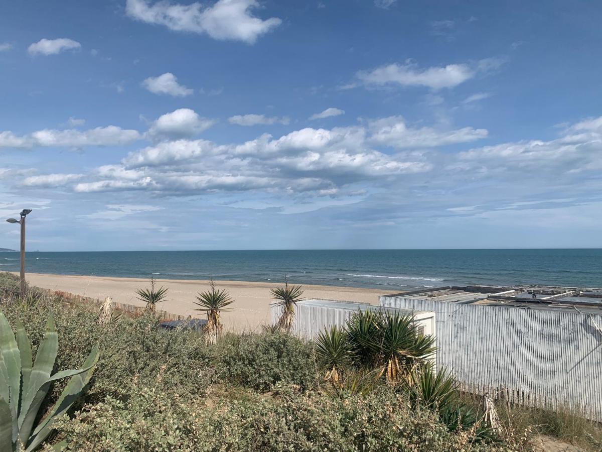 Nid Douillet Dans Les Coursives Du Village Naturiste Du Cap D Agde Exteriör bild